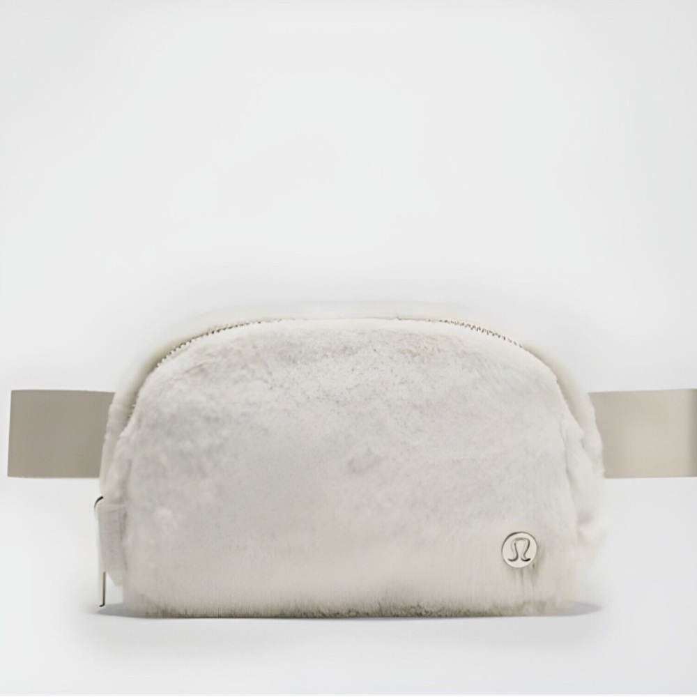 Lululemon Everywhere Belt Bag Plush Fleece in Bone /‎ Silver NWT